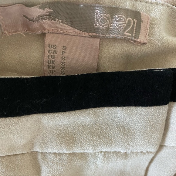 F21 Cream colored shorts - Picture 3 of 4